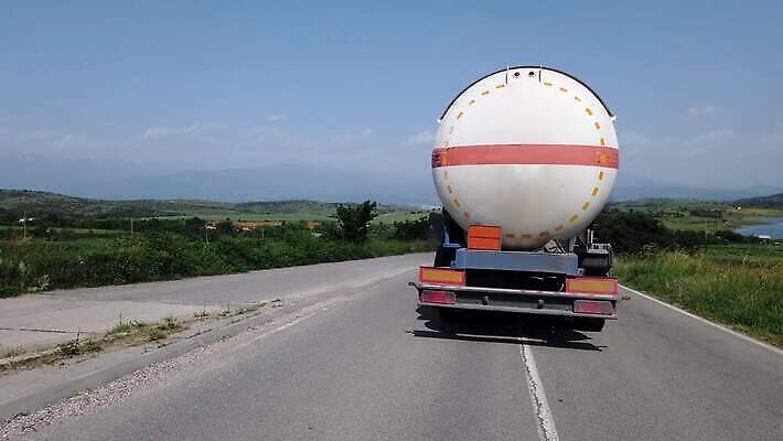 산업 도로 비즈니스 교통시설 모션 자동차 사람없음 운전 에너지 트럭 화물 흰색 액체 고속도로 기름 휘발유 큼 컨테이너 속도 탱크 연료 가스 짐차 무거움 트레일러 물류 디젤 방법 유조선 화학물질 4K MP4 해외동영상 클립영상 길 음식 육상교통 컬러 교통 운송업 화학 무게 석유 크기 시설 동영상 파일형식