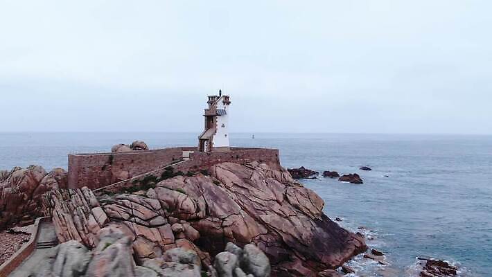 유럽 파도 바다 섬 여행 건축양식 자연 조류 하늘 등대 항해 풍경 사람없음 건물 물 여름 파란색 빛 프랑스 바위 만 보트 신호등 네비게이션 갑옷 프랑스어 랜드마크 수평선 4K MP4 해외동영상 클립영상 자연요소 동물 문자 건축물 계절 건축 나라 컬러 배 보호장비 생태계 동영상 선박 파일형식