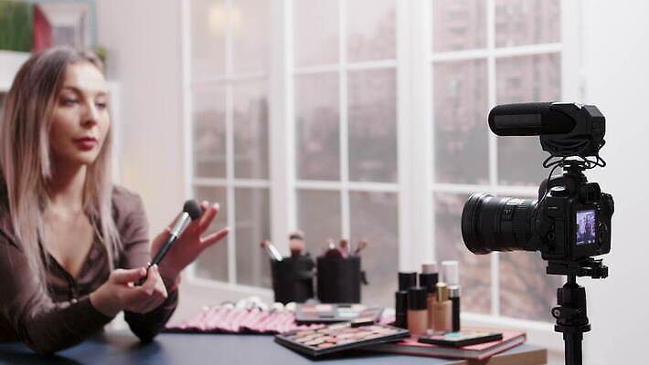 직업 라이프스타일 여자 얼굴 인터넷 비즈니스 주택 실내 미소 뷰티 유행 카메라 디지털 촬영 웹 화장품 장비 정보 업무 네트워크 방송 온라인 동영상 블로거 블로그 소셜 생존 스타일 크리에이터 1인미디어 4K MOV 해외동영상 클립영상 표정 사람 내부 건물 생활 신체부위 전자제품 작업 파일형식