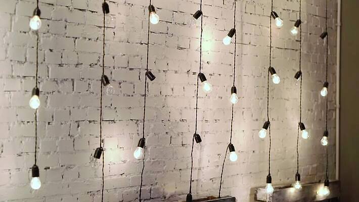 줄 결혼 전구 휴가 조명 주택 매달리기 사람없음 장식 빛 노란색 파티 축제 화환 황혼 모임 수확 등불 램프 축하 야간 저녁 오브젝트 잔치 보케 빛망울 광 뒤뜰 텅스텐 MOV 해외동영상 클립영상 자연요소 꽃 컬러 컨셉 농업 모션 이벤트 건물 일몰 원소 동영상 파일형식