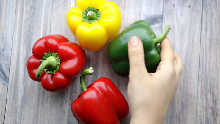 손 음식 컬러 조각 채소 재료 오이 도마 빨간색 초록색 컬러풀 노란색 당근 신선 그룹 사발 맛 자르기 내추럴 채식주의자 비건 맛있는 4K MOV 해외동영상 클립영상 컨셉 모션 주방용품 뿌리채소 신체부위 사기그릇 채식 동영상 파일형식