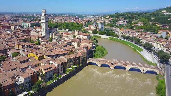 유럽 문화 건축양식 하늘 지붕 거리 주택 안테나 파노라마 풍경 사람없음 강 도시풍경 교회 탑 이탈리아 새벽 도시 센터 중세 역사 도심 옥상 타운 동영상 항공촬영 구시가지 드론 랜드마크 로마인 바실리카 베로나 옛날 조감도 수평선 4K MOV 해외동영상 클립영상 자연요소 건축물 건축 나라 뷰포인트 통신 촬영기법 인종 건물 파일형식