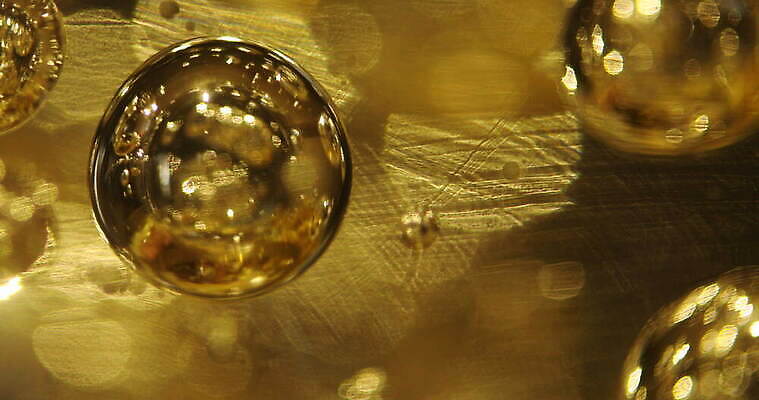 디자인 컬러 백그라운드 패턴 유리 추상 조명 미술 사람없음 장식 물 빛 뷰티 반사 노란색 디지털 젖음 추위 물방울 닫기 소프트포커스 브레이크 크리스탈 빗방울 질감 다이아몬드 유리그릇 블러 블러효과 새기다 인공 비어있는 4K MOV 해외동영상 클립영상 자연요소 그릇 무늬 모션 재질 문화예술 촬영기법 비_날씨 광석 보석 동영상 파일형식 효과