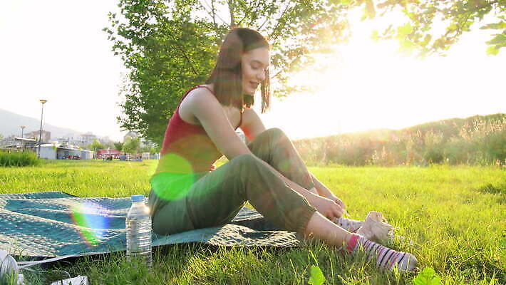 나무 백인 라이프스타일 공원 여자 운동화 휴식 한명 사람 앉기 야외 물 햇빛 맑음 4K MOV 해외동영상 클립영상 자연요소 서양인 식물 1 공공시설 신발 컨셉 모션 날씨 생활 태양 동영상 파일형식