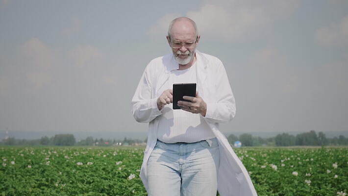 식물 직업 손 남자 과학 밭 농업 인터넷 비즈니스 통신 자연 모바일 노동자 한명 여름 농작물 컴퓨터 알약 농장 환경 디지털 장비 정보 수확 잡기 작업 실험실 농부 생명공학 과학자 분석 유기농 원예 전자 밭일 제어 4K MOV 해외동영상 클립영상 1 웰빙 계절 산업 컨셉 의학 모션 실험 사람 취미 신체부위 전자제품 약 생태계 동영상 학자 파일형식