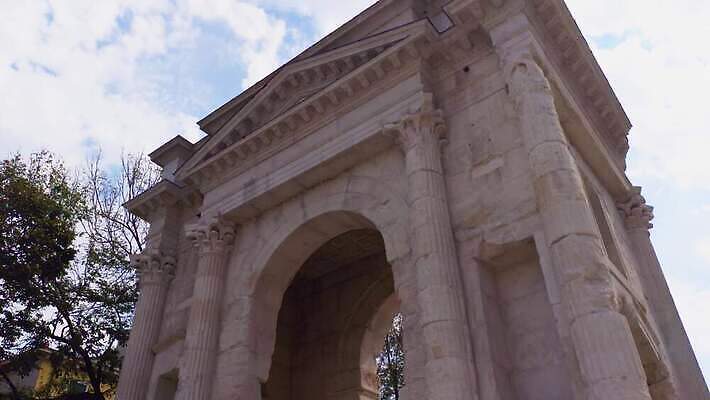 유럽 벽 여행 건축양식 사람 사람없음 건물 빛 강 도시풍경 탑 이탈리아 흰색 도시 역사 재산 아치 대문 베네치아 타운 천연기념물 고고학 랜드마크 로마인 베로나 세기 옛날 4K MP4 해외동영상 클립영상 건축물 교육 건축 나라 컬러 모션 인종 풍경 금융 문 동영상 파일형식
