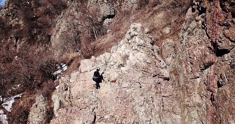 라이프스타일 여자 밧줄 벽 스포츠 모션 자연 성공 산 안테나 건강 안전 사람 사람없음 야외 운동 힘 등산 장비 도전 체험 정상 위험 집중 연습 오르기 항공촬영 드론 산악가 4K MP4 해외동영상 클립영상 줄 뷰포인트 컨셉 통신 생활 트래킹 생태계 동영상 파일형식