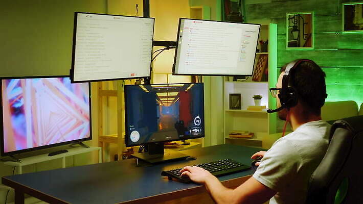 백인 직업 인터넷 놀이 주택 사람 컴퓨터 스크린 헤드폰 흐름 분노 게임 개울 발사 집중 마이크 전자 슛 사수 온라인 찬성 게이머 플레이어 생존 크리에이터 4K MOV 해외동영상 클립영상 서양인 감정 음향기기 컨셉 건물 전자제품 강 동영상 파일형식 1인미디어