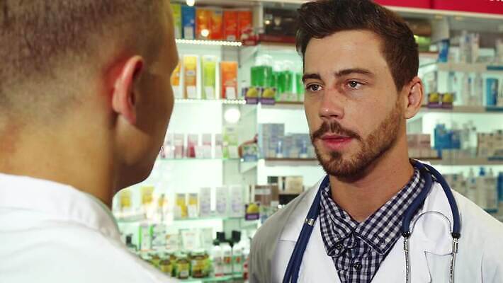 직업 남자 2 청진기 성공 갈색머리 건강 대화 사람 성인 두명 약 상점 디지털 듣기 고통 환자 의사 가운 업무 닫기 약국 직원 검색 상담 조제 답변 마약 약사 인원 화학약품 4K MOV 해외동영상 클립영상 헤어스타일 옷 감정 컨셉 의학 의료기기 모션 말하기 의료진 작업 화학 만들기 동영상 물질 파일형식