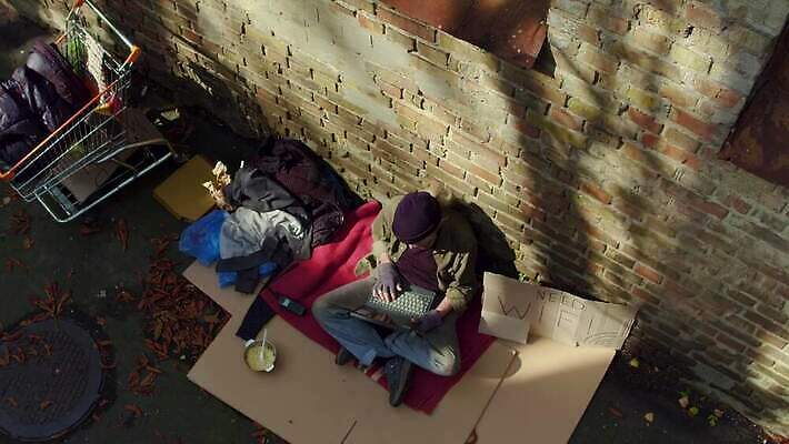 공원 거리 주택 돌담 한명 사람 앉기 야외 노트북 추위 타이핑 잡기 도시 좌절 닫기 가난 버리기 사인 문제 리빙 중독 판지 거지 구걸 노숙자 헬프 4K MP4 해외동영상 클립영상 1 공공시설 감정 컨셉 모션 건물 전자제품 담장 돌_바위 도움 동영상 파일형식