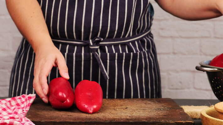 백인 여자 음식 조각 채소 재료 고추 탁자 파프리카 건강 요리 사람 목재 빨간색 주방 샐러드 종 신선 잡기 달콤 날것 후추 비타민 숙성 채식주의자 4K MOV 해외동영상 클립영상 서양인 나무 컬러 가구 모션 맛 향신료 채식 동영상 영양소 파일형식