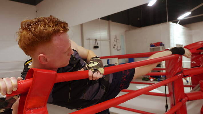 백인 직업 라이프스타일 손 남자 스포츠 컨셉 건강 사람 두명 상자 운동 스트레칭 힘 경쟁 권투 에너지 반지 유연 클럽 준비 체육관 싸움 근육질 섞기 운동가 킥복싱 4K MOV 해외동영상 클립영상 서양인 장신구 모션 근육 생활 신체부위 격투기 몸매 동영상 파일형식