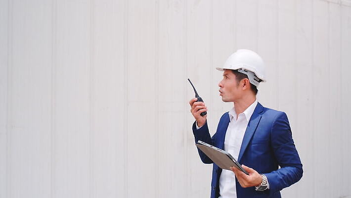 직업 산업 비즈니스 공장 노동자 직장 대화 한명 안전 사람 야외 글로벌 화물 업무 엔지니어 감독 헬멧 컨테이너 스마트 창고 서비스 경영자 라디오 상업 시스템 수납 포트 공학 물류 경영 분배 수입 제어 터미널 4K MOV 해외동영상 클립영상 1 교육 컨셉 회사 공업 말하기 전자제품 운송업 작업 기술자 보호장비 리더 동영상 파일형식