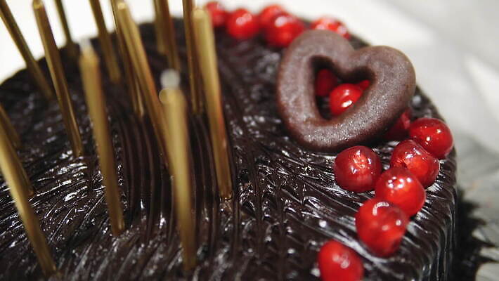 전통 행복 음식 백그라운드 디저트 전등 주택 기념 요정 이벤트 사람없음 컬러풀 파티 우주 케이크 초콜릿 얼음 축제 축하 대접 생일 고급 달콤 굽기 뿌리기 크림 문학 반투명 터키석 핸드메이드 화상 많음 카피스페이스 버터크림 4K MOV 해외동영상 클립영상 자연요소 기념일 감정 컬러 컨셉 모션 조명 건물 공백 맛 상처 보석 구이 동영상 파일형식