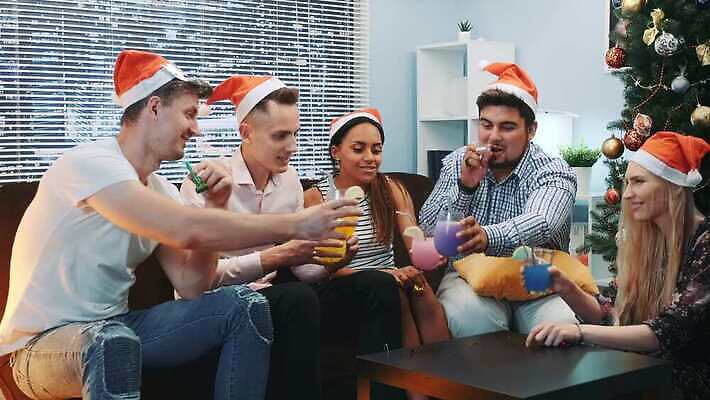 백그라운드 크리스마스 산타모자 여러명 친구 크리스마스트리 고층빌딩 축하 칵테일 연기 불기 건배 토스트 다민족 4K MOV 해외동영상 클립영상 모자_잡화 기념일 빵 다수 컨셉 관계 모션 주류 사람 빌딩 동영상 파일형식