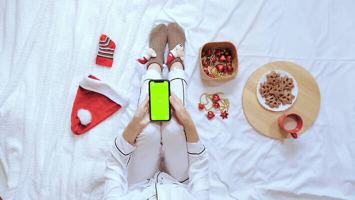 여자 음료 백그라운드 크리스마스 겨울 인터넷 모바일 휴가 새로움 주택 한명 앉기 장식 컵 빨간색 스마트폰 쇼핑 산타클로스 쿠키 스크린 웹 침실 흰색 침대 타이핑 뉴스 플랫 어플리케이션 구매 정상 연도 코코아 온라인 소셜 채팅 크리스마스이브 클라우스 4K MOV 해외동영상 클립영상 1 식기 계절 기념일 컬러 가구 컨셉 모션 디저트 사람 건물 핸드폰 스마트기기 동영상 파일형식