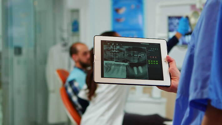 직업 백그라운드 조명 엑스레이 건강 치과 병원 말하기 설명 치료 알약 약 디지털 스크린 장비 환자 간호사 의사 도구 공구 램프 잡기 작업 닫기 치아 캐비닛 치과의사 예방 방문 치아교정 치통 4K 구강학 MOV 해외동영상 클립영상 의학 모션 의료진 소화기관 질병 사물함 교정 동영상 파일형식