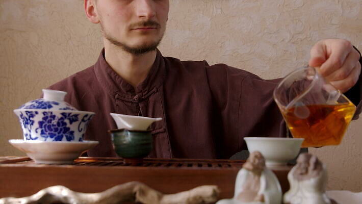 문화 여유 음료 주전자 쟁반 한명 목재 초록색 기쁨 시험 마시기 신선 뜨거움 사발 붓기 찻잔 찻주전자 유기농 향기 아로마 주인 유리주전자 우롱차 투입 4K MOV 해외동영상 클립영상 나무 1 웰빙 교육 감정 컬러 재료 모션 유리 주방용품 잔 사람 차_음료 사기그릇 냄새 동영상 파일형식