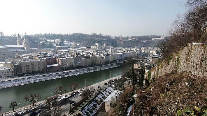 유럽 컬러 여행 겨울 건축양식 자연 하늘 지붕 날씨 사람없음 야외 건물 물 강 맑음 추위 도시 오스트리아 타운 스카이라인 랜드마크 옛날 잘츠부르크 MOV 해외동영상 클립영상 자연요소 건축물 계절 건축 나라 생태계 동영상 파일형식