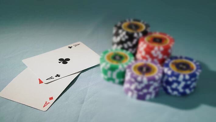 손 스포츠 백그라운드 돈 2 놀이 탁자 성공 사람없음 초록색 쌓기 경쟁 게임 잡기 우승 쌍 신용카드 행운 재산 도박 위험 심볼 카지노 클럽 기회 딜러 포커 보여주기 중독 라스베가스 에이스 잭팟 텍사스 플레이어 필승 4K MOV 해외동영상 클립영상 컬러 가구 컨셉 모션 신체부위 금융 미국 최고 트럼프 동영상 파일형식