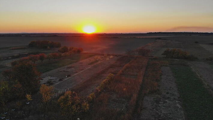 계절 유럽 여행 잎 자연 하늘 아침 불 주택 건조 안테나 파노라마 풍경 초원 사람없음 컬러풀 햇빛 마을 일출 환경 정원 계곡 가을 시골 땅 언덕 원예 타운 내추럴 드론 우크라이나 조감도 세련 4K MOV 해외동영상 클립영상 주간 자연요소 식물 나라 컬러 통신 촬영기법 취미 건물 태양 노을 도시 생태계 동영상 파일형식