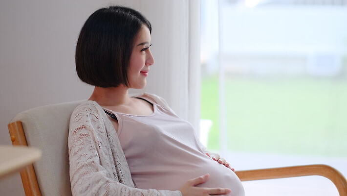 라이프스타일 응시 행복 음식 가족 관계 엄마 휴식 주택 따뜻함 건강 사랑 미소 사람 앉기 동양인 사람없음 소파 귀여움 임산부 임신 터치 아기 아내 유기농 돌봄 칼슘 혼자 4K MOV 해외동영상 슬로모션 클립영상 웰빙 시선 감정 컨셉 의자 모션 촬영기법 표정 인종 건물 생활 동영상 파일형식