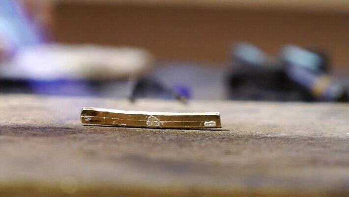 직업 디자인 산업 장신구 탁자 불 노동자 기술 사람없음 노란색 금속 장비 도구 공구 반지 작업 뜨거움 작업실 황금 고급 제조 은색 상품 보석 버너 만들기 난방 공예가 대장장이 백금 솜씨 핸드메이드 화상 MOV 해외동영상 클립영상 자연요소 컬러 가구 컨셉 모션 재질 상처 광석 동영상 파일형식