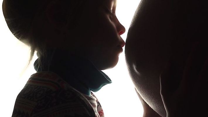 서양인 과일 가족 관계 안기 촬영기법 사람 신체부위 임신 애정표현 동영상 파일형식 복부 두명 임산부 MP4 해외동영상 포옹 키스 딸 아기 실루엣 엄마 여자 백인 클립영상 배