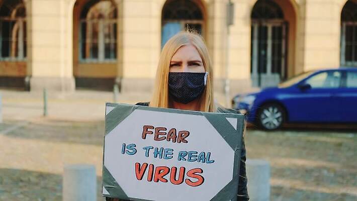 배너 거리 한명 사람 금발 산책 방 정보 바이러스 선택 무서움 공포 정치 진짜 항의 혼란 크리에이터 코로나바이러스 사회적거리두기 4K MOV 해외동영상 클립영상 직업 1 헤어스타일 감정 캠페인 컨셉 휴식 동영상 파일형식 1인미디어