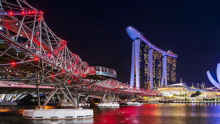 아시아 여행 백그라운드 비즈니스 건축양식 교통시설 하늘 호텔 거리 풍경 사람없음 건물 물 빛 강 도시풍경 컬러풀 반사 탑 항구 고층빌딩 도시 만 도심 저녁 박물관 장면 타운 스카이라인 빛망울 싱가폴 랜드마크 4K 타임랩스 MOV 해외동영상 클립영상 자연요소 건축물 건축 나라 컬러 교통 숙소 촬영기법 빌딩 야간 시설 동영상 파일형식