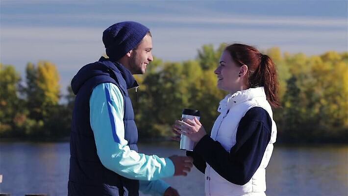 백인 라이프스타일 커플 공원 여자 남자 행복 커피 스포츠 2 포옹 함께함 건강 성인 야외 두명 파란색 친구 달리기 조깅 운동 도시 그룹 연습 마라톤 달리기선수 주자 MP4 해외동영상 클립영상 서양인 공공시설 감정 음료 컬러 컨셉 관계 안기 모션 사람 경기 생활 육상스포츠 육상선수 동영상 파일형식