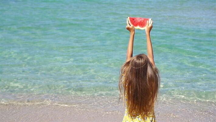 라이프스타일 여자 어린이 음식 바다 조각 휴가 수박 한명 들기 해변 야외 뒷모습 MOV 해외동영상 클립영상 1 뷰포인트 과일 모션 사람 생활 동영상 파일형식