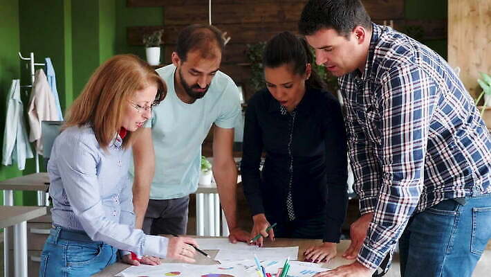 백인 직업 여자 남자 행복 회사 비즈니스 통신 모션 회의 아이디어 직장 실내 성인 옆모습 사무실 방 듣기 작업 비즈니스맨 비즈니스우먼 발표 중앙 토론 동료 회의실 경영자 긍정 책임자 경영 브레인스토밍 4K MOV 해외동영상 클립영상 서양인 감정 뷰포인트 컨셉 관계 사람 내부 직장인 리더 동영상 파일형식