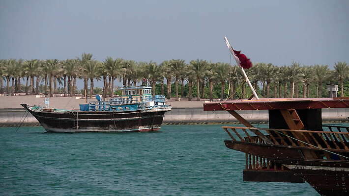 전통 문화 바다 여행 비즈니스 건축양식 낚시 항해 사람없음 건물 목재 탑 항구 고층빌딩 도시 만 보트 역사 재산 도심 중앙 정박 함선 아라비아 포트 카타르 동쪽 스카이라인 랜드마크 수도권 아랍어 4K MOV 해외동영상 클립영상 나무 건축물 건축 배_교통 재료 중동 교통시설 레저 빌딩 금융 방향 지역 동영상 파일형식
