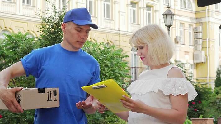 직업 행복 산업 비즈니스 노동자 야외 두명 상자 글로벌 화물 표현 잡기 도시 업무 어플리케이션 배달원 구매 종업원 우체부 고객 서비스 사인 속도 딜러 패키지 질서 온라인 주소 서명 4K MOV 해외동영상 클립영상 감정 모션 사람 쇼핑 운송업 예절 작업 동영상 파일형식