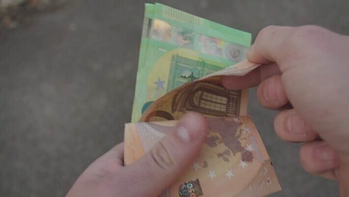 손 유럽 종이 백그라운드 컨셉 지폐 돈 비즈니스 손가락 성공 사람 금융 경제 쌓기 달러 금속 동전 저축 양손 유로 성장 흰색 잡기 계산 시장 재산 황금 사인 투자 이익 파운드 흙더미 회계 월급 고립 센트 수입 카운트 4K MOV 해외동영상 클립영상 나라 컬러 모션 재질 신체부위 흙 동영상 파일형식 더미