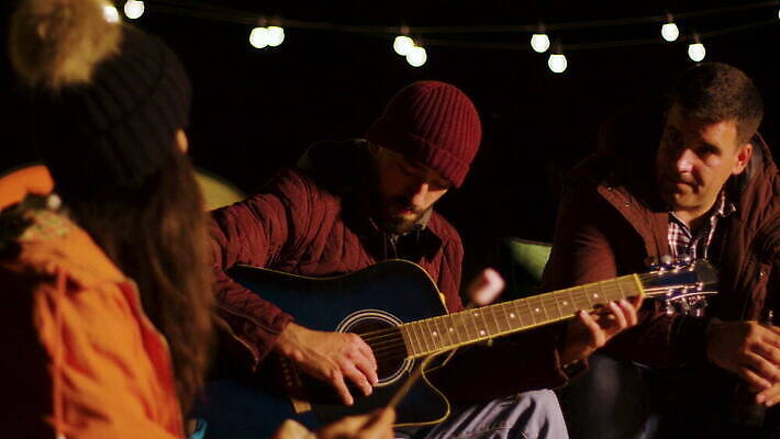 라이프스타일 행복 유럽 모션 자연 휴가 휴식 산 수염 맥주 매달리기 웃음 사람 사람없음 야외 파티 우정 캠핑 마시기 기타 뜨거움 그룹 야간 저녁 장작 모닥불 굽기 통나무 나눔 마시멜로우 4K MOV 해외동영상 클립영상 자연요소 나무 감정 나라 컨셉 불 현악기 레저 디저트 주류 표정 이벤트 생활 친구 구이 생태계 동영상 파일형식
