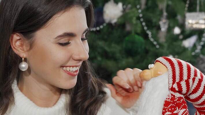 나무 모자 전통 헤어스타일 계절 여자 행복 크리스마스 겨울 가족 휴가 새로움 주택 갈색머리 실내 선물 한명 미소 내부 장식 산타클로스 유행 축제 희망 놀람 기쁨 낭만 축하 시간 뜨거움 화려 12월 연도 웨이브 배려 크리스마스이브 몽환 클라우스 4K MOV 해외동영상 클립영상 식물 1 잡화 기념일 감정 컨셉 관계 표정 사람 건물 날짜 동영상 파일형식