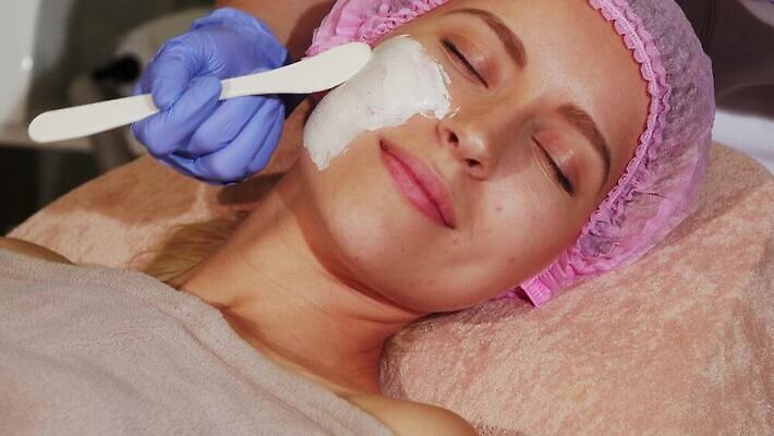 직업 라이프스타일 웰빙 여자 얼굴 휴식 새로움 스트레스 가면 한명 머리 상점 스파 화장품 씻기 미용사 소중 고객 피부 크림 서비스 피부관리 유기농 점토 닦기 테라피 내추럴 여드름 순서 돌봄 수분크림 업그레이드 4K MOV 해외동영상 클립영상 1 컨셉 모션 사람 생활 신체부위 뷰티 청결 동영상 파일형식