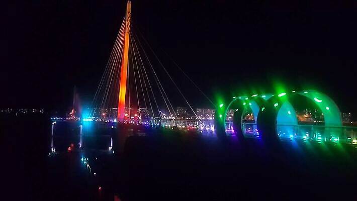 유럽 아시아 바다 여행 건축양식 전등 조명 한국 동양인 풍경 사람없음 건물 물 도시풍경 반사 여행객 탑 항구 고층빌딩 새벽 도시 만 보트 도심 야간 저녁 장면 스카이라인 석호 빛망울 랜드마크 4K MOV 해외동영상 클립영상 자연요소 건축물 건축 나라 배_교통 교통시설 사람 인종 빌딩 빛 동영상 파일형식