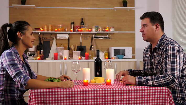 라이프스타일 커플 여자 남자 음료 음식 와인잔 촛불 가족 관계 유리 결혼식 남편 함께함 발렌타인데이 건강 대화 사랑 요리 앉기 사람없음 내부 주방 와인 식사 저녁식사 낭만 축하 신선 아내 날짜 야간 준비 4K MOV 해외동영상 클립영상 자연요소 감정 결혼 컨셉 술잔 초 모션 데이이벤트 재질 주류 말하기 사람 생활 동영상 파일형식