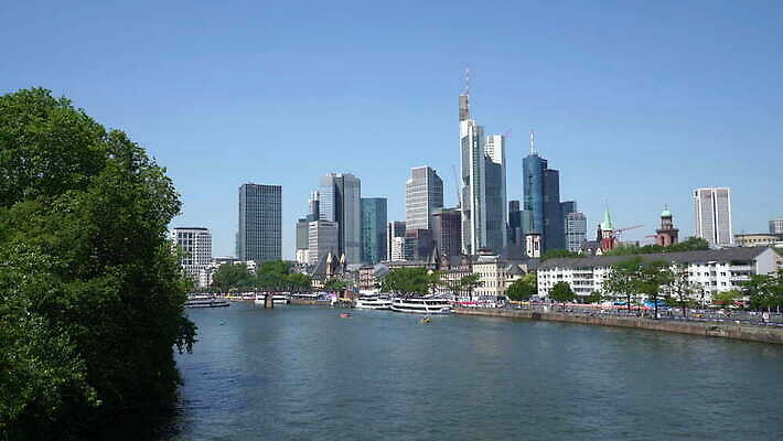 유럽 여행 비즈니스 건축양식 하늘 거리 독일 안테나 파노라마 풍경 사람없음 건물 물 여름 금융 파란색 빛 강 도시풍경 사무실 탑 고층빌딩 일몰 도시 센터 도심 저녁 큼 메인 장면 지역 타운 스카이라인 랜드마크 프랑크푸르트 4K MOV 해외동영상 클립영상 자연요소 건축물 계절 건축 나라 컬러 통신 촬영기법 빌딩 경제 노을 야간 크기 동영상 파일형식