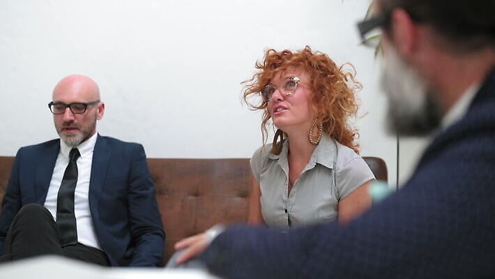 백인 남자 안경 사업가 협력 설계 실내 대화 앉기 두명 세명 소파 사무실 이탈리아 비즈니스맨 비즈니스우먼 밀라노 MOV 해외동영상 클립영상 서양인 직업 잡화 여자 유럽 컨셉 의자 비즈니스 모션 말하기 사람 내부 직장인 동영상 파일형식