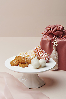 포토 JPG 스튜디오촬영 구름 접시 실내 사람없음 보자기 달콤 천 노리개 한과 약과 전통다과 분홍색배경 꿀떡 국내포토 자연요소 식기 분홍색 백그라운드 디저트 떡 전통소품 내부 전통음식 직물 맛 다과 파일형식 천_직물