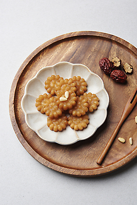 포토 JPG 스튜디오촬영 접시 실내 사람없음 하이앵글 달콤 흰배경 대추 잣 약과 건대추 나무쟁반 나무포크 전통다과 국내포토 식기 뷰포인트 백그라운드 포크 쟁반 내부 목재 전통음식 견과류 흰색 맛 다과 파일형식