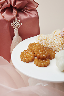 포토 JPG 스튜디오촬영 접시 실내 사람없음 보자기 달콤 천 노리개 한과 약과 전통다과 분홍색배경 꿀떡 국내포토 식기 분홍색 백그라운드 디저트 떡 전통소품 내부 전통음식 직물 맛 다과 파일형식 천_직물