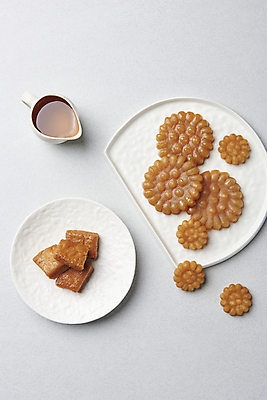 포토 JPG 스튜디오촬영 접시 실내 사람없음 하이앵글 달콤 흰배경 약과 꿀 시럽컵 전통다과 국내포토 식기 뷰포인트 백그라운드 내부 전통음식 흰색 맛 다과 파일형식