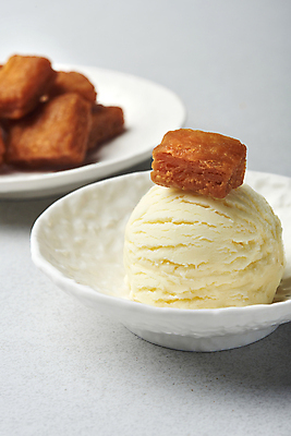 포토 JPG 스튜디오촬영 접시 아이스크림 실내 근접촬영 사람없음 아웃포커스 달콤 흰배경 약과 전통다과 국내포토 식기 뷰포인트 백그라운드 디저트 촬영기법 내부 전통음식 흰색 맛 다과 파일형식