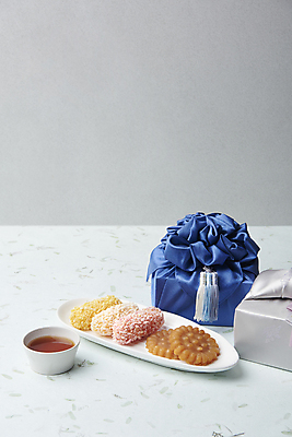 포토 JPG 스튜디오촬영 그릇 접시 회색배경 실내 사람없음 보자기 달콤 종지 한과 약과 꿀 전통다과 국내포토 식기 백그라운드 디저트 내부 회색 전통음식 맛 다과 파일형식 천_직물