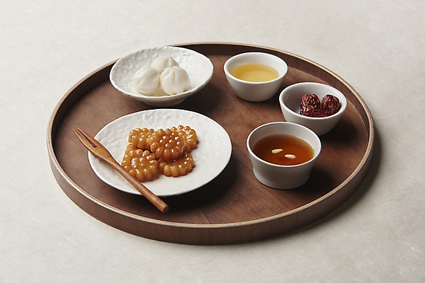 포토 JPG 스튜디오촬영 그릇 접시 회색배경 실내 사람없음 달콤 찻잔 대추 잣 약과 꿀 건대추 나무쟁반 나무포크 수정과 전통다과 꿀떡 국내포토 식기 음료 백그라운드 포크 잔 떡 쟁반 내부 목재 회색 전통음식 견과류 전통차 맛 다과 파일형식